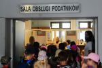 Dzieci wchodzą do sali obsługi podatnika w Pierwszym Urzędzie Skarbowym w Rzeszowie.
