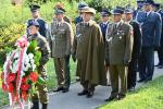 Uczestnicy uroczystości w Parku Sybiraków. Przedstawiciele służb mundurowych podczas składania wieńca